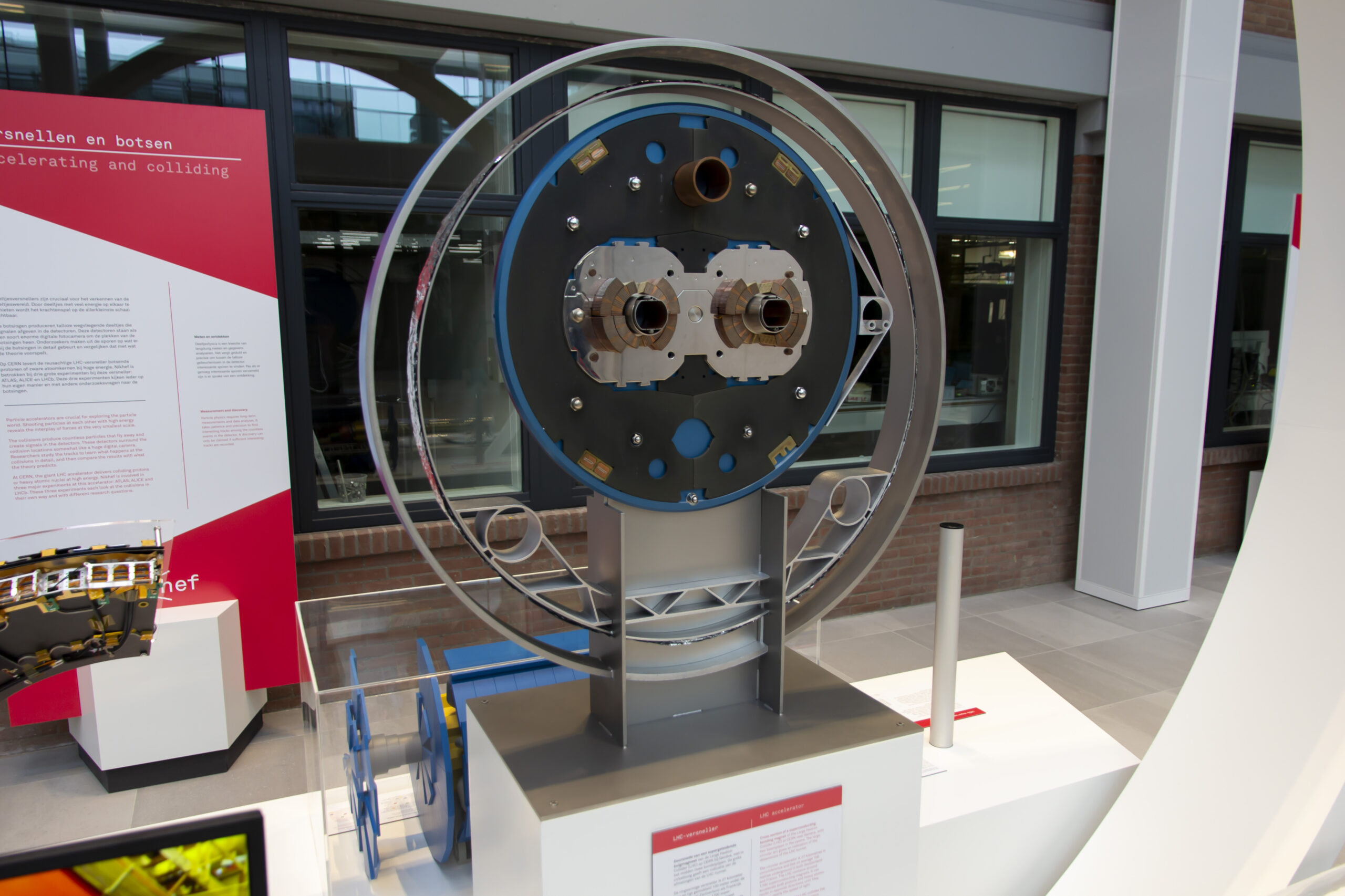 Supergeleidende dipoolmagneet van de LHC