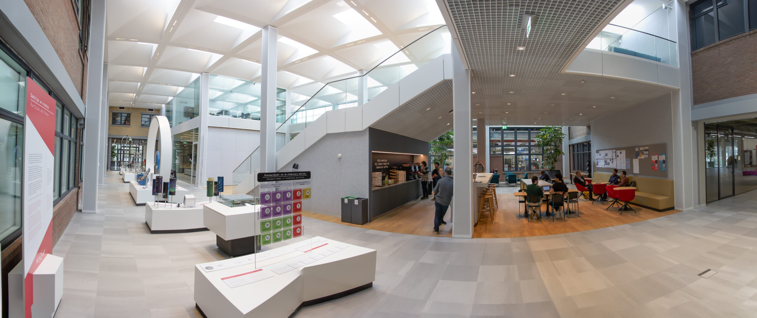 Het atrium van Nikhef na de renovatie, met de Expostrip